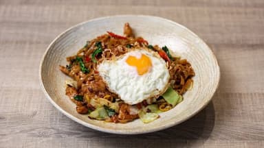Nudle i bosiljak stir fry